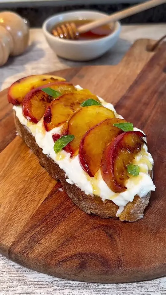 Tosta de Melocotón y Burrata