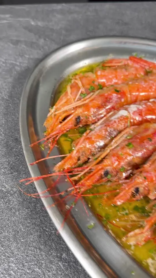 Gambones al Horno con Salsa de Ajo y Pimentón
