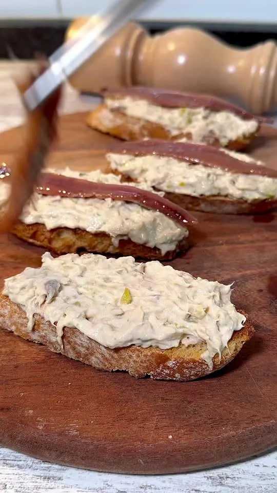 Tosta de Ventresca de Atún con Encurtidos