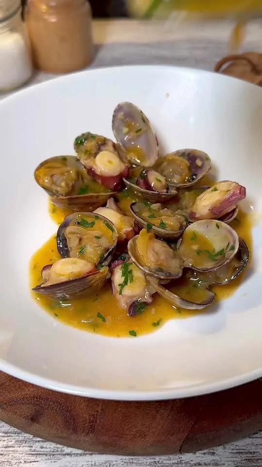 Almejas con Pulpo a la Marinera