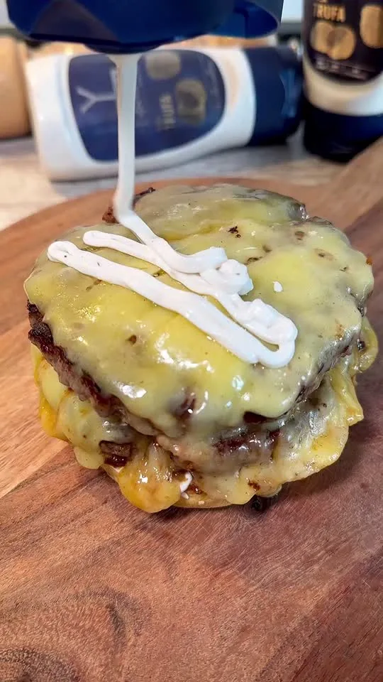 Burger Gourmet con Patatas Rústicas y Salsa de Trufa