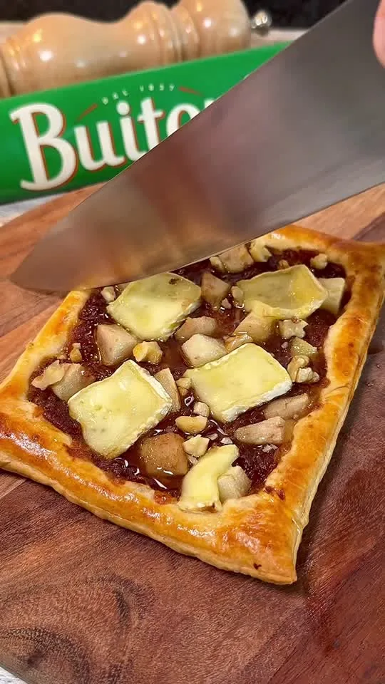 Hojaldre de cebolla caramelizada, pera y queso brie