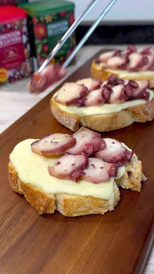 Tosta de Pulpo y Queso Fundido
