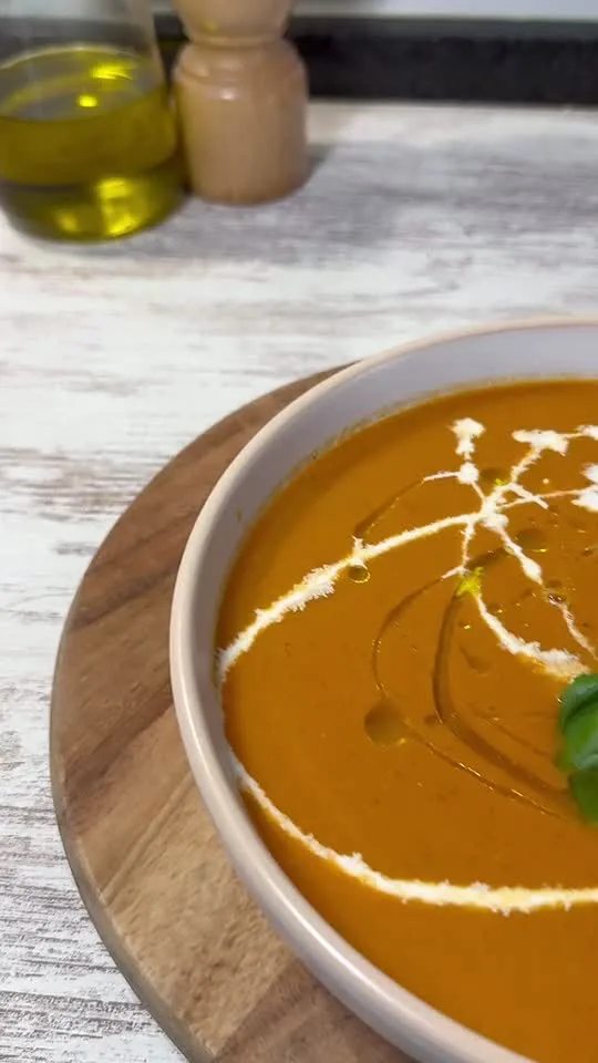 Sopa de Tomate Asado con Grilled Cheese