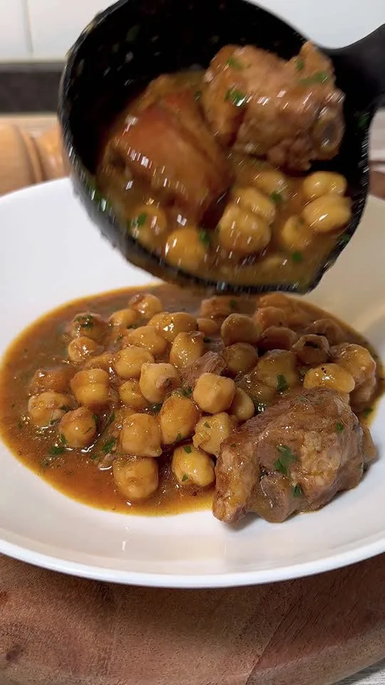 Guiso de Costillas con Garbanzos