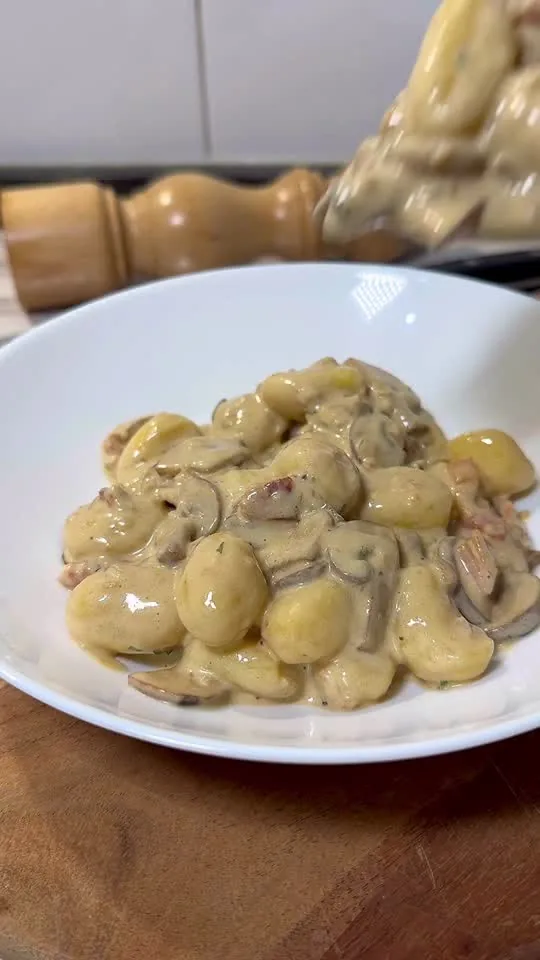 Ñoquis con salsa cremosa de champiñones y panceta