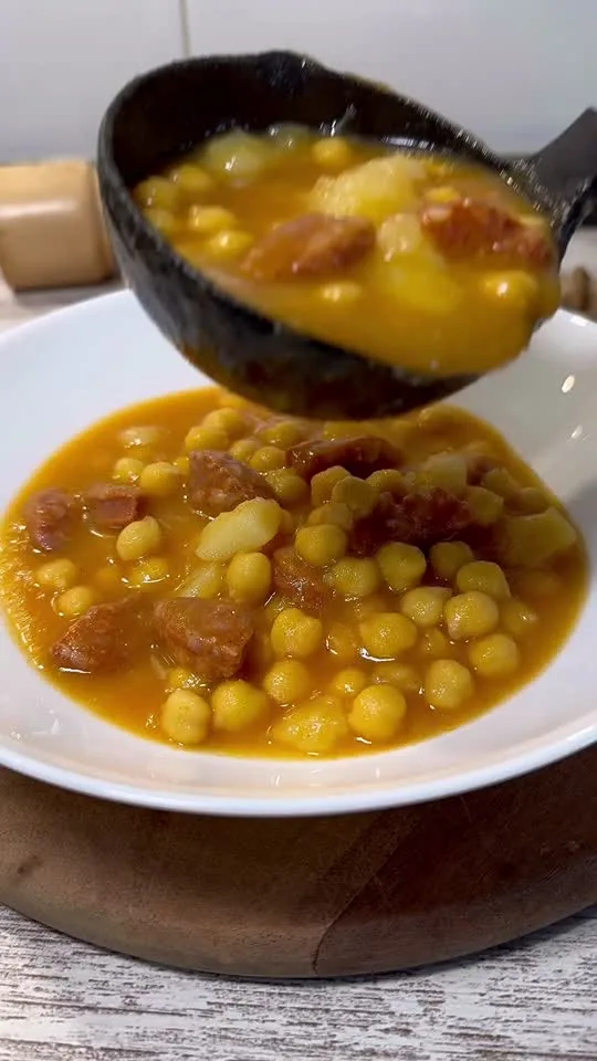 Potaje de Garbanzos con Patata y Chorizo
