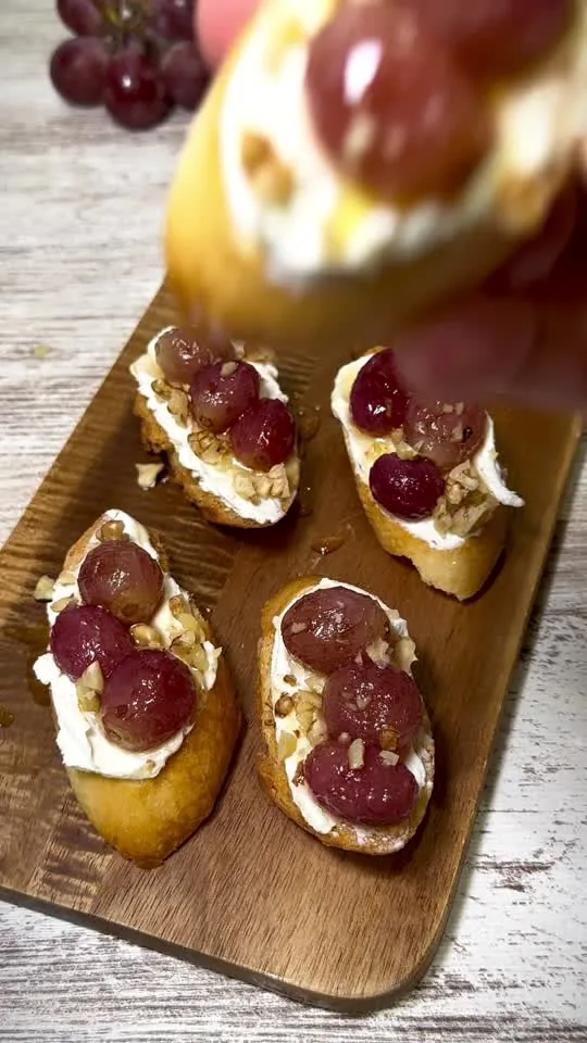 Mini-tostas con uvas asadas y queso crema