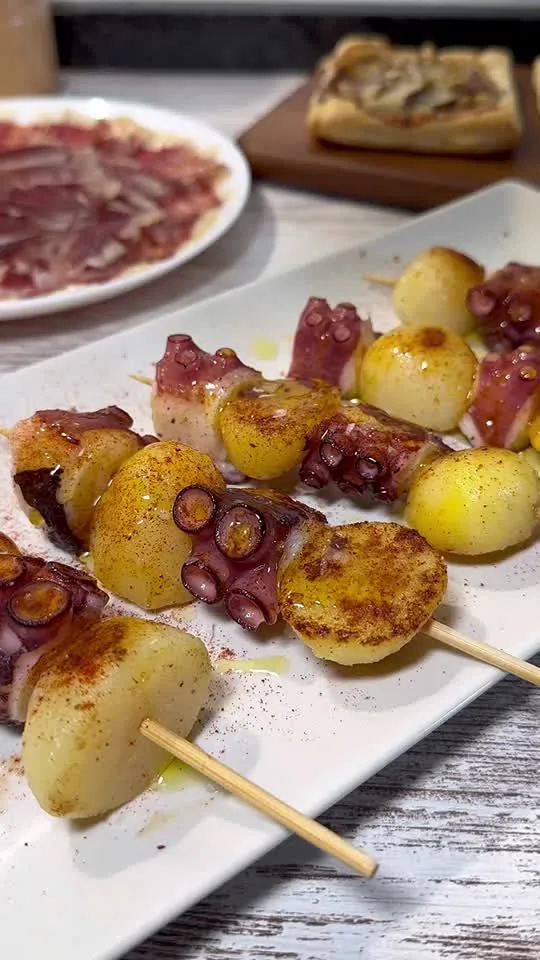 Tres Aperitivos Navideños: Brocheta de Pulpo, Jamón Ibérico y Minihojaldres de Pera y Gorgonzola