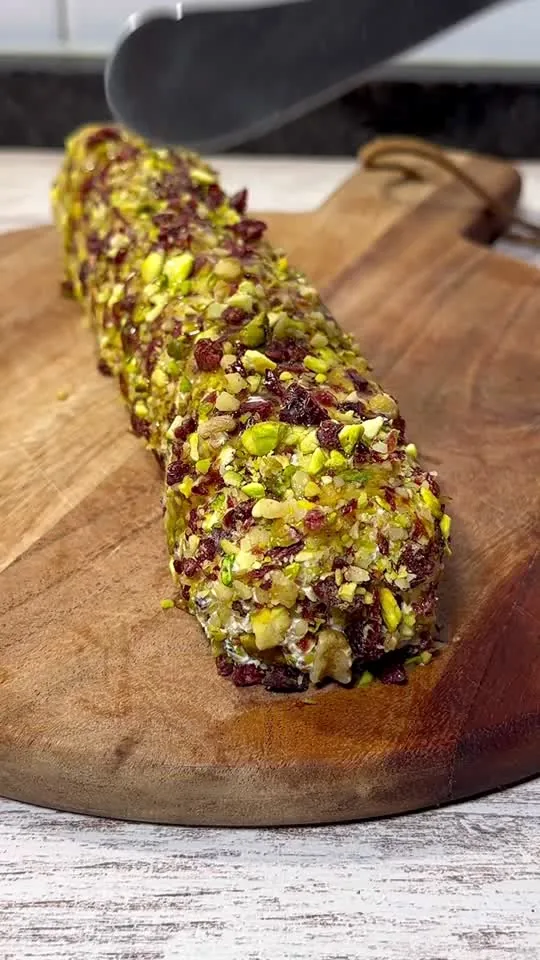 Rollo de Queso Crema y Frutos Secos Navideño
