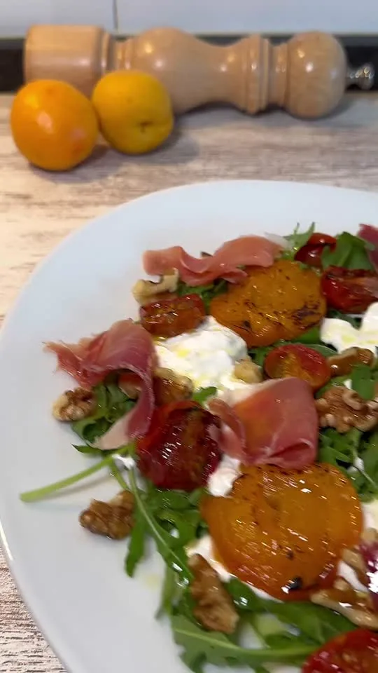 Ensalada de Burrata, Albaricoques Asados y Jamón